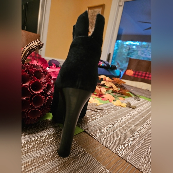 Nine West CASHY Black Suede Heel Hidden Platform Booties Lug Sole 6.5 M No SLIP - Picture 3 of 4